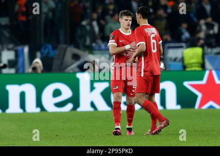 Milos Kerkez, le défenseur hongrois d'Alkmaar Zaanstreek, célèbre après avoir marqué un but lors du premier match de la ligue de la Conférence de l'UEFA de 16 entre SS Lazio et Alkmaar Zaanstreek. AZ Alkmaar a gagné 2-1 Banque D'Images