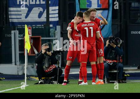 Milos Kerkez, le défenseur hongrois d'Alkmaar Zaanstreek, célèbre après avoir marqué un but lors du premier match de la ligue de la Conférence de l'UEFA de 16 entre SS Lazio et Alkmaar Zaanstreek. AZ Alkmaar a gagné 2-1 Banque D'Images