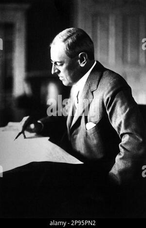 1917 c, États-Unis : Thomas Woodrow WILSON ( 1856 – 1924 ), 28th Président des États-Unis . - Presidente della Repubblica - USA - ritratto - portrait - cravatta - cravate - collier - colletto - occhiali - lentille - lunettes - pince-nez - ETATS-UNIS - bureau - scrivania - scrittoio - profilo - profil ---- Archivio GBB Banque D'Images