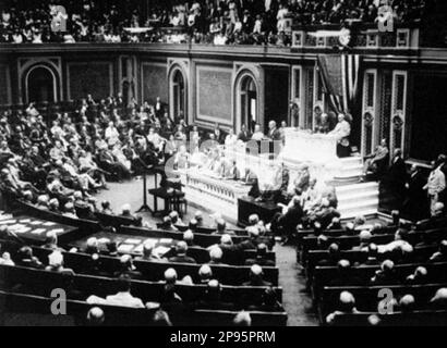 1917 , USA : Thomas Woodrow WILSON ( 1856 – 1924 ), 28th Président des Etats-Unis avant le Congrès, annonçant la rupture des relations officielles avec l'Allemagne. 3 février 1917 - Presidente della Repubblica - Etats-Unis - Congresso degli Stati Uniti - ETATS-UNIS --- Archivio GBB Banque D'Images