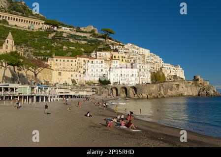 La plage principale à Amalfi, Salerno, Italie côte amalfitaine. Mer Tyrrhénienne. Banque D'Images