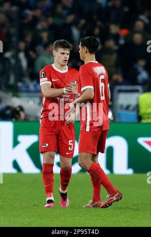 Milos Kerkez, le défenseur hongrois d'Alkmaar Zaanstreek, célèbre après avoir marqué un but lors du premier match de la ligue de la Conférence de l'UEFA de 16 entre SS Lazio et Alkmaar Zaanstreek. AZ Alkmaar a gagné 2-1 Banque D'Images