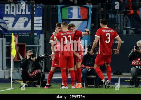 Milos Kerkez, le défenseur hongrois d'Alkmaar Zaanstreek, célèbre après avoir marqué un but lors du premier match de la ligue de la Conférence de l'UEFA de 16 entre SS Lazio et Alkmaar Zaanstreek. AZ Alkmaar a gagné 2-1 Banque D'Images