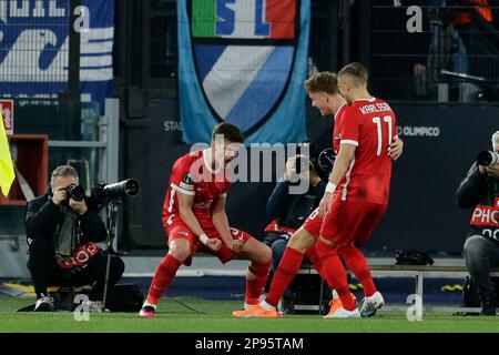 Milos Kerkez, le défenseur hongrois d'Alkmaar Zaanstreek, célèbre après avoir marqué un but lors du premier match de la ligue de la Conférence de l'UEFA de 16 entre SS Lazio et Alkmaar Zaanstreek. AZ Alkmaar a gagné 2-1 Banque D'Images