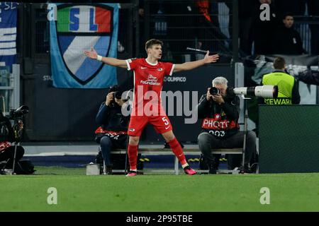 Milos Kerkez, le défenseur hongrois d'Alkmaar Zaanstreek, célèbre après avoir marqué un but lors du premier match de la ligue de la Conférence de l'UEFA de 16 entre SS Lazio et Alkmaar Zaanstreek. AZ Alkmaar a gagné 2-1 Banque D'Images