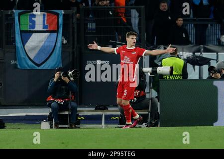 Milos Kerkez, le défenseur hongrois d'Alkmaar Zaanstreek, célèbre après avoir marqué un but lors du premier match de la ligue de la Conférence de l'UEFA de 16 entre SS Lazio et Alkmaar Zaanstreek. AZ Alkmaar a gagné 2-1 Banque D'Images