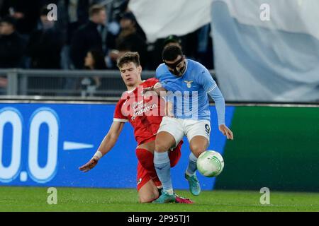 Le défenseur hongrois d'Alkmaar Zaanstreek, Milos Kerkez, lance un défi pour le bal avec le joueur espagnol du Latium, Pedro, lors du premier match de la ligue de conférence de l'UEFA de 16 entre SS Lazio et Alkmaar Zaanstreek. AZ Alkmaar a gagné 2-1 Banque D'Images