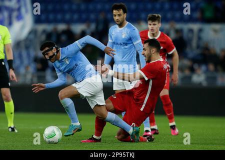 L'avant-garde espagnol du Latium, Pedro, lance un défi pour le ballon avec l'avant-garde grec d'Alkmaar Zaanstreek, Evangelos Pavlidis, au cours de la manche de 16 de la première rencontre de la ligue de conférence de l'UEFA entre SS Lazio et Alkmaar Zaanstreek. AZ Alkmaar a gagné 2-1 Banque D'Images