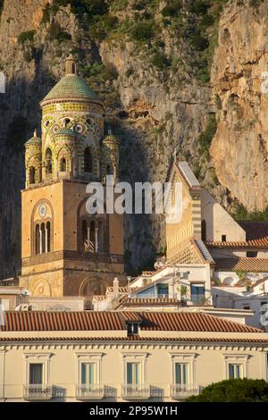 Clocher du Duomo di Sant Andrea (cathédrale St Andrew). Amalfi, Salerne, Italie côte amalfitaine. Commencée aux siècles 9th et 10th, la cathédrale a été ajoutée et redécorée plusieurs fois, recouvrant les éléments arabo-normands, gothiques, Renaissance, baroques, Et enfin une nouvelle façade normande-arabe-byzantine datant du 19th siècle. Banque D'Images