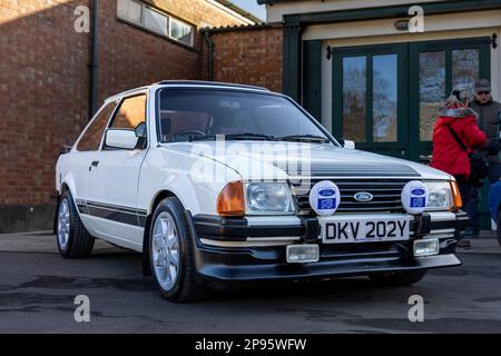 1983 Ford Escort RS 1600i, exposé à l'assemblée Ford tenue au Bicester Heritage Centre le 26th février 2023. Banque D'Images