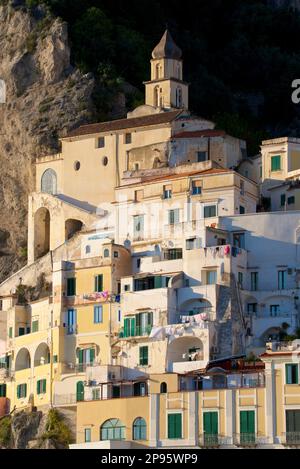 Architecture locale. Les bâtiments embrassent la colline escarpée de la côte amalfitaine. Amalfi, Salerne, Italie Banque D'Images