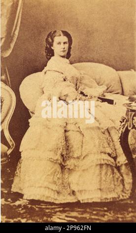 1863 , Vienne , Autriche : La célèbre impératrice autrichienne Elisabeth de HABSBOURG ( SISSI , Sissi von Wittelsbach , 1837 - 1898 ) , fille de Maximillian von Bayern, épouse du Kaiser Franz Josef ( 1830 - 1916 ) , empereur d'Autriche , roi de Hongrie et de Bohême . Mère du prince Rudolf ( 1850 - 1889 ). L'impératrice a été tuée par l'anarchiste italien Luigi Luccheni à Genève .- FRANCESCO GIUSEPPE - JOSEPH - ABSBURG - ASBURG - ASBURGO - NOBLESSE - NOBILI - Nobiltà - REALI - HASBURG - ROYALTIES - ELISABETTA DI BAVIERA - triste - Sad - tristezza - lettore - lettretice - lecteur - livre - libro - p Banque D'Images