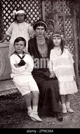 1912 , Roma , ITALIE : la marchesa EDITTA DUSMET DE SMOURS (née aux Etats-Unis , Editha , Edith OLIVER ). Marié à Pittsburgh , Etats-Unis , le jour 22 octobre 1904 avec l'italien napolitain marchese Alfredo Dusmet de Smours ( 1879 - mort à Lausanne , Suisse , 1948 ), mère de 3 fils avec elle sur cette photo : GIACOMO ( plus tard marié avec la princesse Elena Borghese , 1905 - ), MARIA FRANCESCA ( 1907 - plus tard marié avec conte Francesco di CAMPELLO Boncompagni Ludovisi ) et EDITTA MARIA ( 1909 - 1999 , plus tard marié avec le prince Duca Filippo LANTE DELLA ROVERE ). Editta Oliver était le gran Banque D'Images