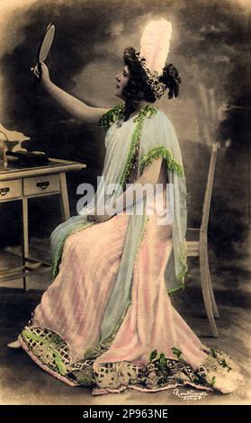 1895 CA , Paris , France : l'actrice française Jeanne GRANIER (1852 - 1939 ) , photo de Reutlinger , Paris . Granier a été représenté plusieurs fois par le célèbre peintre impressionniste Henri de Toulouse Lautrec . - Atrice - TEATRO - THÉÂTRE - DIVA - DIVINA - piuma - piume - plumes - panache - chignon - BELLE EPOQUE - specchio - miroir - profilo - profil --- Archivio GBB Banque D'Images