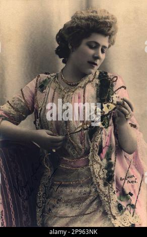 1900 c, Paris , FRANCE : l'actrice française Jeanne GRANIER (1852 - 1939), photo de Reutlinger , Paris . Granier a été représenté plusieurs fois par le célèbre peintre impressionniste Henri de Toulouse Lautrec . - Atrice - TEATRO - THÉÂTRE - THÉÂTRE - DIVA - DIVINA - pizzo - dentelle - mignon - BELLE EPOQUE - Collana di perle - collier de perles - perla - carte postale - cartolina postale --- Archivio GBB Banque D'Images