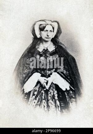 1860 CA , Rome , ITALIE : l'actrice italienne la plus célèbre du XIX e siècle ADELAIDE RISTORI marchesa Capranica Del Grillo ( 1822 - 1906 ), joueur de Schiller , Goldoni et Alfieri en Europe et aux Etats-Unis Dans cette photo en MARIA STUARDA par Schiller . Photo de Fratelli d'Alessandri , Roma . - La noblesse italienne - Nobiltà italiana - marché - Royalty - THÉÂTRE - THÉÂTRE - TEATRO - ATTRICE - ATTORE - OTTOCENTO - COSTUME - EURIPIDE - Risorgimento - voile - velo - pizzo - dentelle --- Archivio GBB Banque D'Images