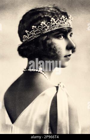 1930 , ITALIE : la future reine MARIA José di SAVOIA ( princesse de Belgique Brabant , 1906 - 2001 ) , Femme du dernier roi italien Umberto II - CASA SAVOIA - ITALIA - JOSE' - REALI - BRABANTE - BELGIO - Nobiltà ITALIANA - SAVOY - NOBLESSE - ROYALTIES - HISTOIRE - FOTO STORICHE - corona - couronne - tiara - diadema - diamante - diamanti - diamands - collier - Collana - perles - perla - perle - orecchini - orecchino - boucles d'oreilles - gouttes d'eau - bijoux - bijoux - bijoux - bijoux - bijoux - profilo - profil --- Archivio GBB Banque D'Images