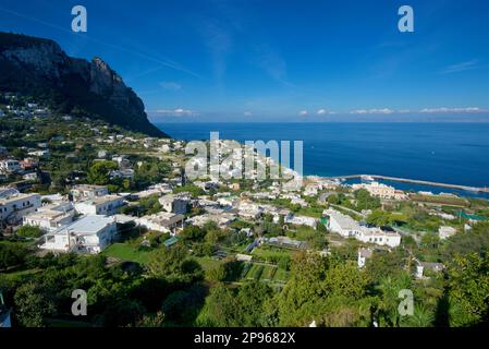 Admirez la NNW à travers Capri et le golfe de Naples depuis la Piazzetta di Capri. Capri est une île située dans la mer Tyrrhénienne au large de la péninsule de Sorrente, sur le côté sud du golfe de Naples dans la région Campaniaen Italie Capri est célèbre pour son paysage accidenté, son histoire culturelle, ses hôtels haut de gamme et ses boutiques Banque D'Images