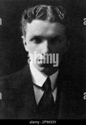 1907 c, ITALIE : l'archéologue italien UMBERTO ZANOTTI BIANCO ( 1889 – 1963 ), ami du poète Fogazzaro , Gaetano Salvemini , Giovanni Malvezzi , princesse Mariettina Pignatelli Aragona Cortes et princesse Maria José de Savoia . Président de LA CROIX ROUGE italienne ( Croce Rossa ) de 1944 et co-fondateur de l'association italienne Italia Nostra en 1955 . - POLITICO - POLITICA - POLITIQUE - ARCHEOLOGO - ARCHEOLOGIA - ARCHÉOLOGUE - ARCHÉOLOGIE - collier - colletto - cravate - Cravatta - MERIDIONE - QUESTIONE MERIDIONALE - MERIDIONALISTA --- Archivio GBB Banque D'Images