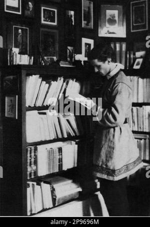 1925 c, ITALIE : l'archéologue italien UMBERTO ZANOTTI BIANCO ( 1889 – 1963 ) en costume russe, ami du poète Fogazzaro , Gaetano Salvemini , Giovanni Malvezzi , princesse Mariettina Pignatelli Aragona Cortes et princesse Maria José de Savoia . Président de LA CROIX ROUGE italienne ( Croce Rossa ) de 1944 et co-fondateur de l'association italienne Italia Nostra en 1955 . - POLITICO - POLITICA - POLITIQUE - ARCHEOLOGO - ARCHEOLOGIA - ARCHÉOLOGUE - ARCHÉOLOGIE - collet - Colletto - biblioteca - bibliothèque - livres - libro - libri - lettore - lecteur - MERIDIONE - QUESTIONE MERIDIONALE - MERIDIONALISTA Banque D'Images