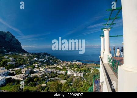 Admirez la NNW à travers Capri et le golfe de Naples depuis la Piazzetta di Capri. Capri est une île située dans la mer Tyrrhénienne au large de la péninsule de Sorrente, sur le côté sud du golfe de Naples dans la région Campaniaen Italie Capri est célèbre pour son paysage accidenté, son histoire culturelle, ses hôtels haut de gamme et ses boutiques Banque D'Images