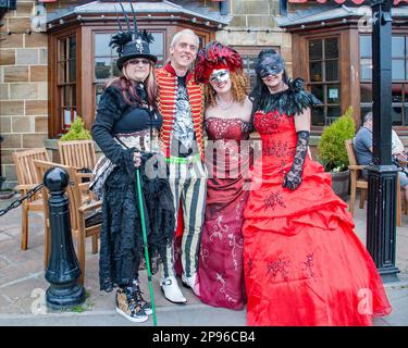 Les participants apprécient le week-end de Whitby Goth en groupe, tous vêtus de tenues colorées qui attirent l'attention. Whitby Goth week-end 2014. Banque D'Images