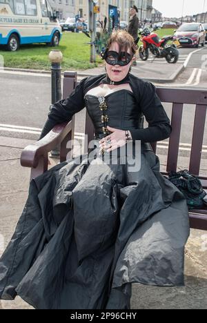 Tout en noir avec un masque et des dents au Whitby Goth Weekend en 2014, ville de pêche de la côte est de Whitby. Banque D'Images