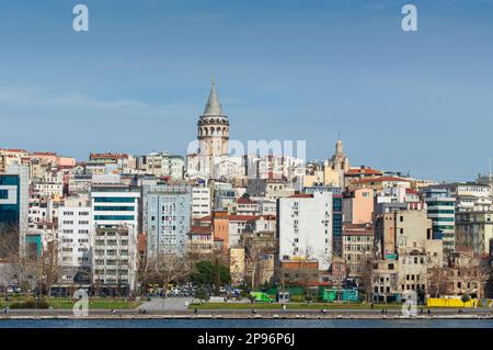 Tour de Galata. Paysage urbain d'Istanbul avec ciel bleu. Istanbul, Turquie - Mars 2023. Banque D'Images