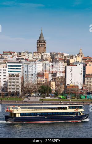 Tour de Galata. Paysage urbain d'Istanbul avec ciel bleu. Excursion en bateau sur la Corne d'Or.Istanbul, Turquie - Mars 2023 Banque D'Images