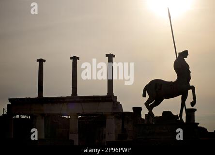 Centauro de statue de bronze intitulée 'Centauro' par l'artiste polonais moderne Igor Mitoraj, situé au milieu des ruines de Pompéi, Naples, italie Banque D'Images