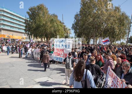 Manifestations contre le gouvernement face à l'accident mortel du train à Tampi Banque D'Images