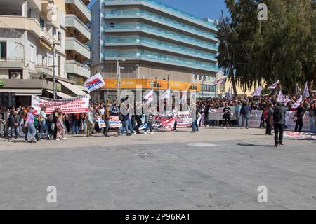 Manifestations à Héraklion contre le gouvernement lors de l'accident mortel du train à Tampi. Banque D'Images