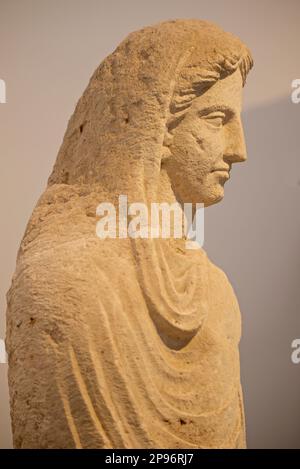 Sculpture funéraire romaine calcaire sculptée ornalement d'une femme, de Pompéi. Ce du premier siècle. De Necropoli di Porta Nocera, Tomb 34EN. L'Antiquarium de Pompéi a ouvert ses portes en 1873, mais il a fermé ses portes en 1980, et il n'a repris ses activités que comme musée, avec une exposition permanente d'objets en 2021. Pompéi, Naples, Italie Banque D'Images