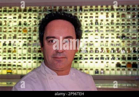 Ferran Adrià dans El Bulli Taller (atelier de Bulli).Here Ferran Adrià et son groupe de recherche travaille.Portaferrissa Street.Barcelona Espagne Banque D'Images