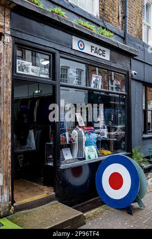 Le magasin de mode face Mod au 25 d'Arblay Street, Londres, Royaume-Uni. Face est un magasin de mode mod et le commerce de marque dans la région de Carnaby St depuis plus de 40 ans. Banque D'Images