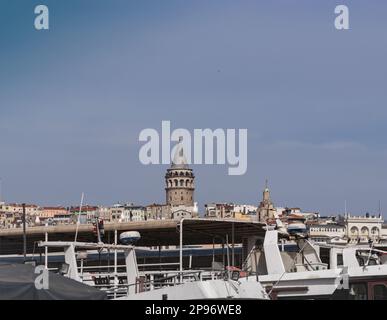 Tour de Galata. Paysage urbain d'Istanbul avec ciel bleu et bateaux. Istanbul, Turquie - Mars 2023 Banque D'Images