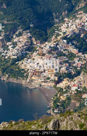 Le centre de Positano et la plage vus depuis le sentier de randonnée à l'approche connu sous le nom de Walk of the Gods. Mer Tyrrhénienne, Méditerranée, Italie Banque D'Images