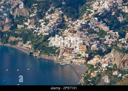 Le centre de Positano et la plage vus depuis le sentier de randonnée à l'approche connu sous le nom de Walk of the Gods. Mer Tyrrhénienne, Méditerranée, Italie Banque D'Images