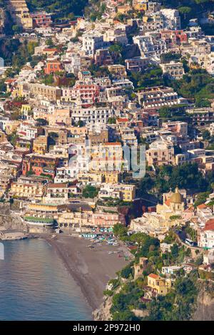 Le centre de Positano et la plage vus depuis le sentier de randonnée à l'approche connu sous le nom de Walk of the Gods. Mer Tyrrhénienne, Méditerranée, Italie Banque D'Images