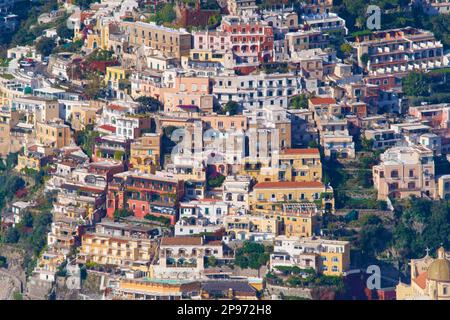 Le centre de Positano et la plage vus depuis le sentier de randonnée à l'approche connu sous le nom de Walk of the Gods. Mer Tyrrhénienne, Méditerranée, Italie Banque D'Images