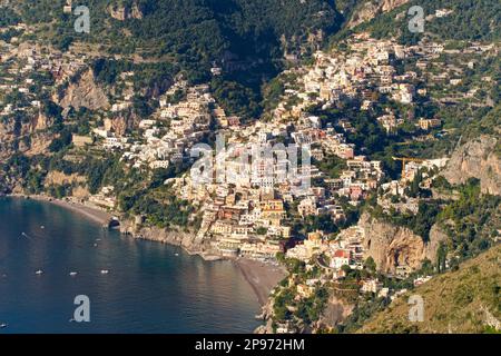 Le centre de Positano et la plage vus depuis le sentier de randonnée à l'approche connu sous le nom de Walk of the Gods. Mer Tyrrhénienne, Méditerranée, Italie Banque D'Images