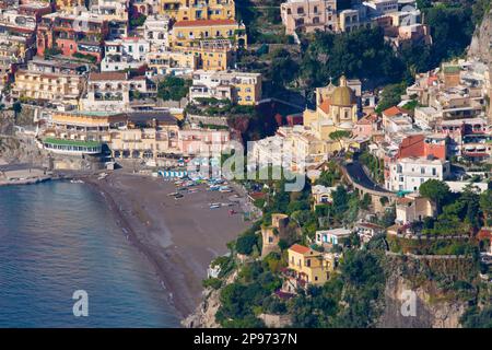 Le centre de Positano et la plage vus depuis le sentier de randonnée à l'approche connu sous le nom de Walk of the Gods. Mer Tyrrhénienne, Méditerranée, Italie Banque D'Images