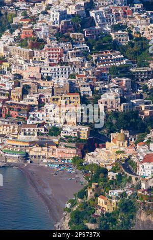Le centre de Positano et la plage vus depuis le sentier de randonnée à l'approche connu sous le nom de Walk of the Gods. Mer Tyrrhénienne, Méditerranée, Italie Banque D'Images
