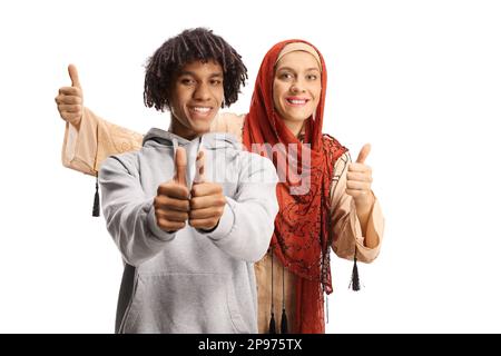 Jeune homme afro-américain joyeux et jeune femme musulmane qui fait le geste de la main isolée sur fond blanc Banque D'Images