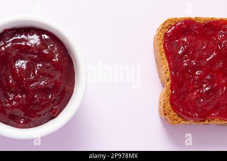 Laissez-vous tenter par la délicieuse combinaison de pain grillé généreusement recouvert de confiture de prunes sucrée, capturée à partir d'une vue d'oiseau alléchante perspecti Banque D'Images