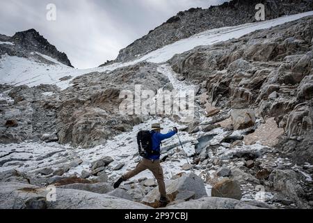 Pico de Aneto à gauche, et le glacier d'Aneto, dans le parc naturel de Posets-Maladeta, Benasque, Pyrénées, Espagne Banque D'Images