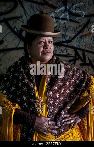 Angela la Folclorista lutteuses, cholita, El Alto, La Paz, Bolivie Banque D'Images