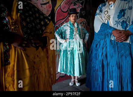 À gauche Angela la Folclorista , au milieu Benita la Intocable, et à droite Dina, cholitas femelles lutteurs, El Alto, la Paz, Bolivie Banque D'Images