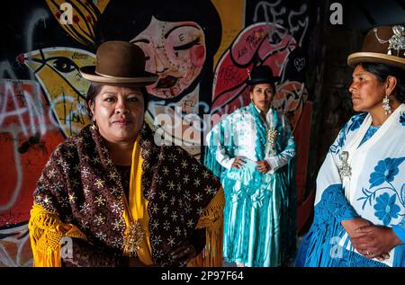 À gauche Angela la Folclorista , au milieu Benita la Intocable, et à droite Dina, cholitas femelles lutteurs, El Alto, la Paz, Bolivie Banque D'Images