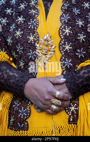 Angela la Folclorista, détail de sa robe et les mains, des lutteuses cholita, El Alto, La Paz, Bolivie Banque D'Images